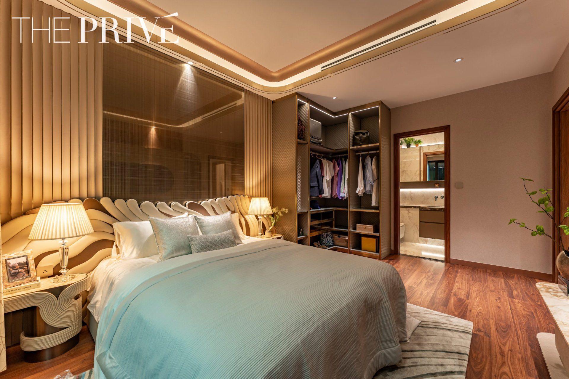 Phòng ngủ master căn hộ mẫu 2 phòng ngủ The Privé có phòng thay đồ