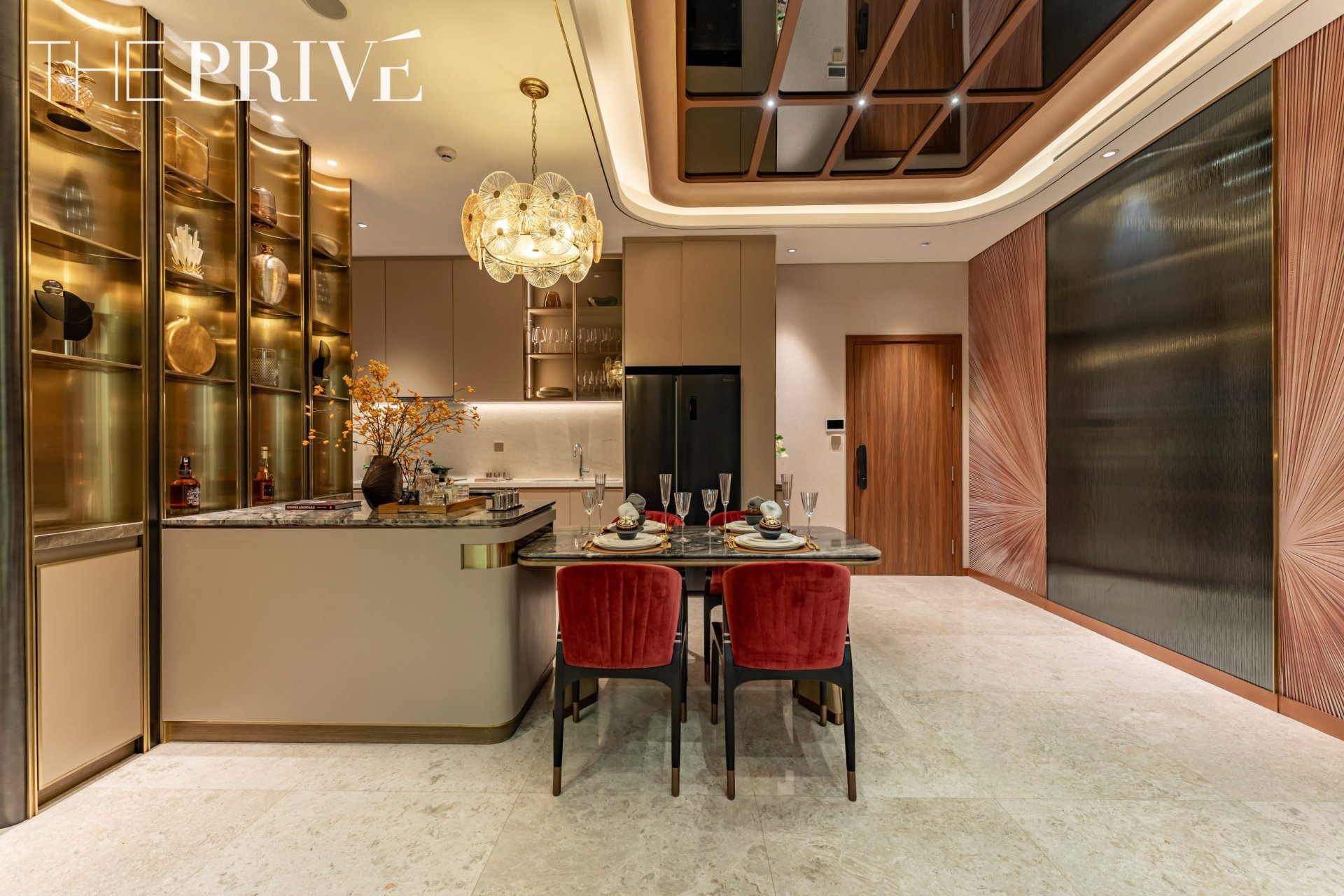 Khu bếp và bàn ăn căn hộ mẫu 2PN The Privé với tủ bếp built-in
