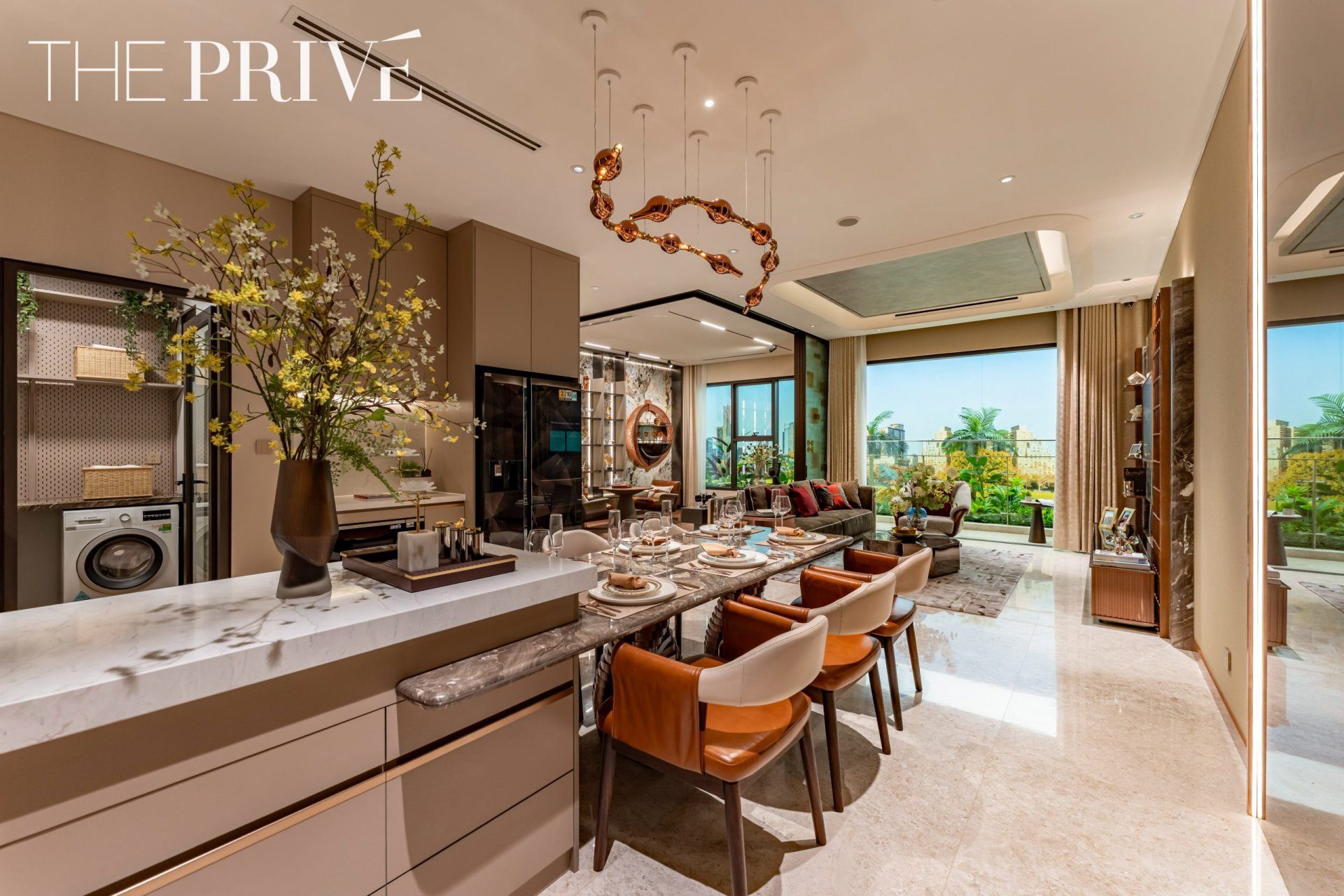 Nhà mẫu căn hộ 3 phòng ngủ The Privé: bếp mở, bàn ăn và phòng khách hướng ban công