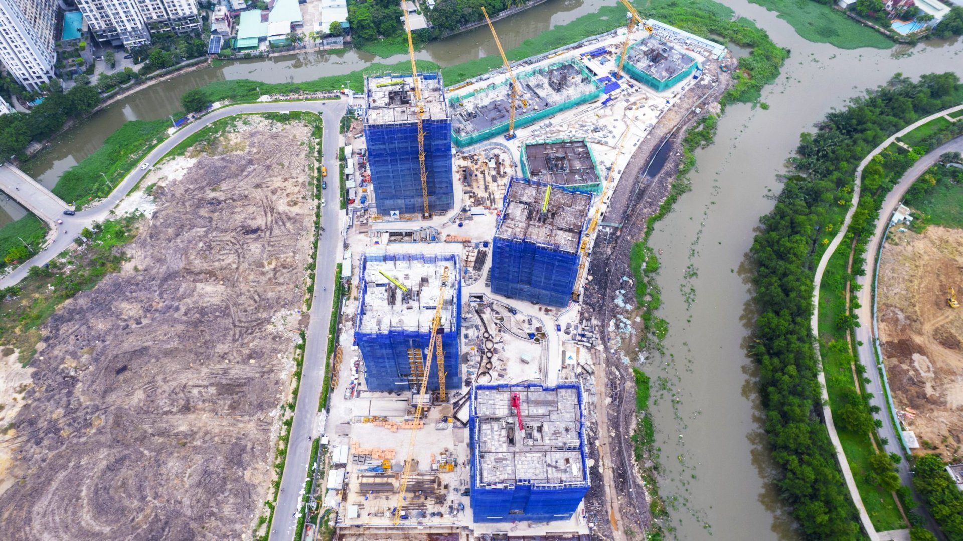 Tiến độ The Privé tháng 6/2026: bốn tháp giai đoạn 1 nhìn từ trên cao bên sông Giồng Ông Tố